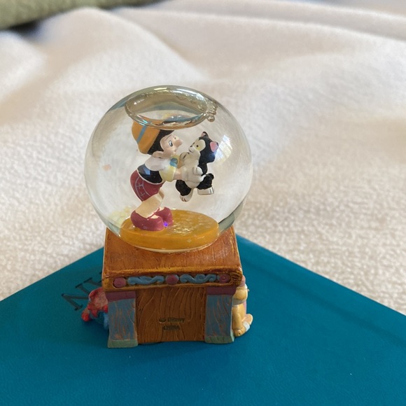 DISNEY PINOCCHIO AND FÍGARO SNOW GLOBE - Picture 4 of 6